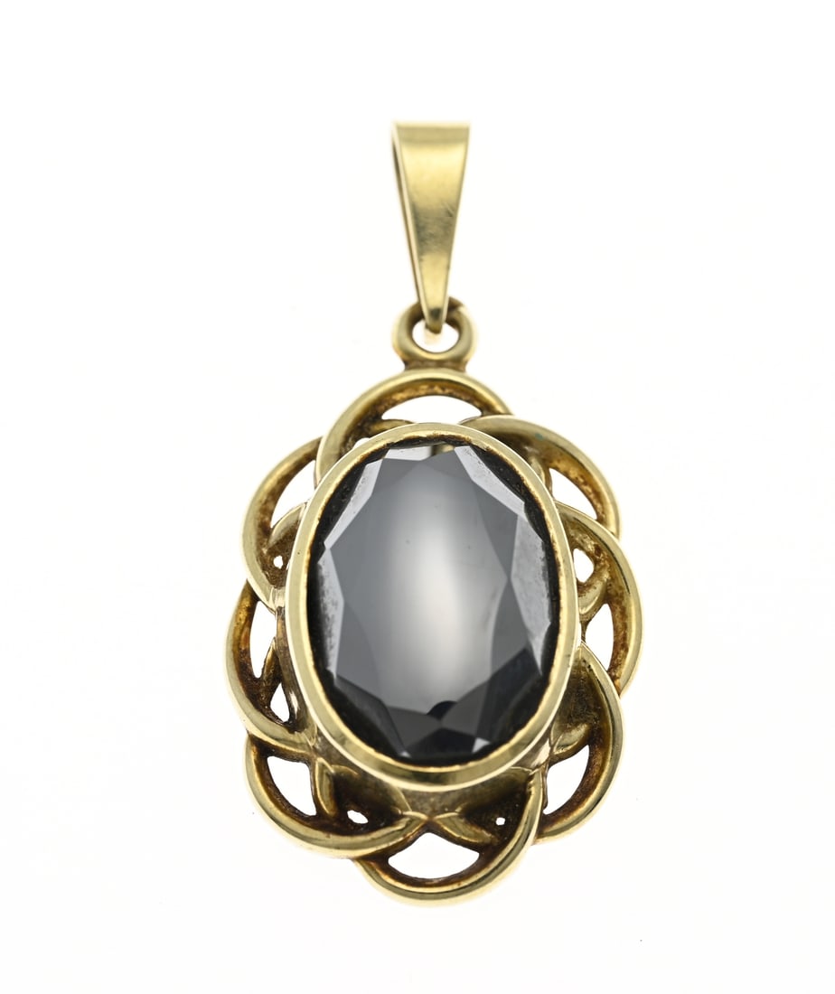 Gold hematite pendant: Yellow gold pendant, 585/000, with hematite. Oval pendant with an openwork rim and set with a faceted hematite stone. Size 16x33 mm, including loop. Approx. 3.0 grams. In good condition.