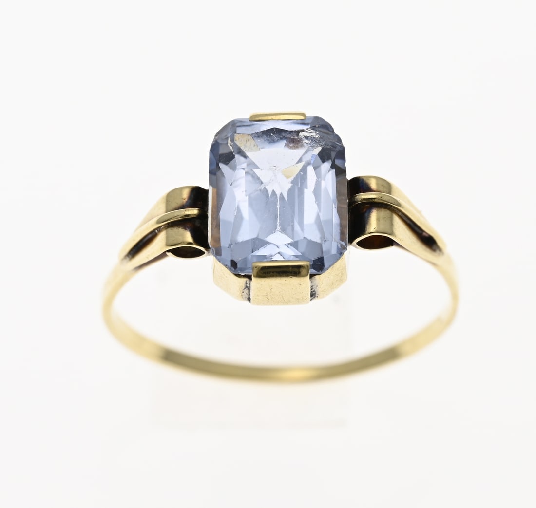 Gold ring with light blue stone: Yellow gold ring, 585/000, with a light blue stone. Ring with an emerald-cut light blue stone, some chips. Head width 11 mm. approx. 2.7 grams. ø 64. In good condition.