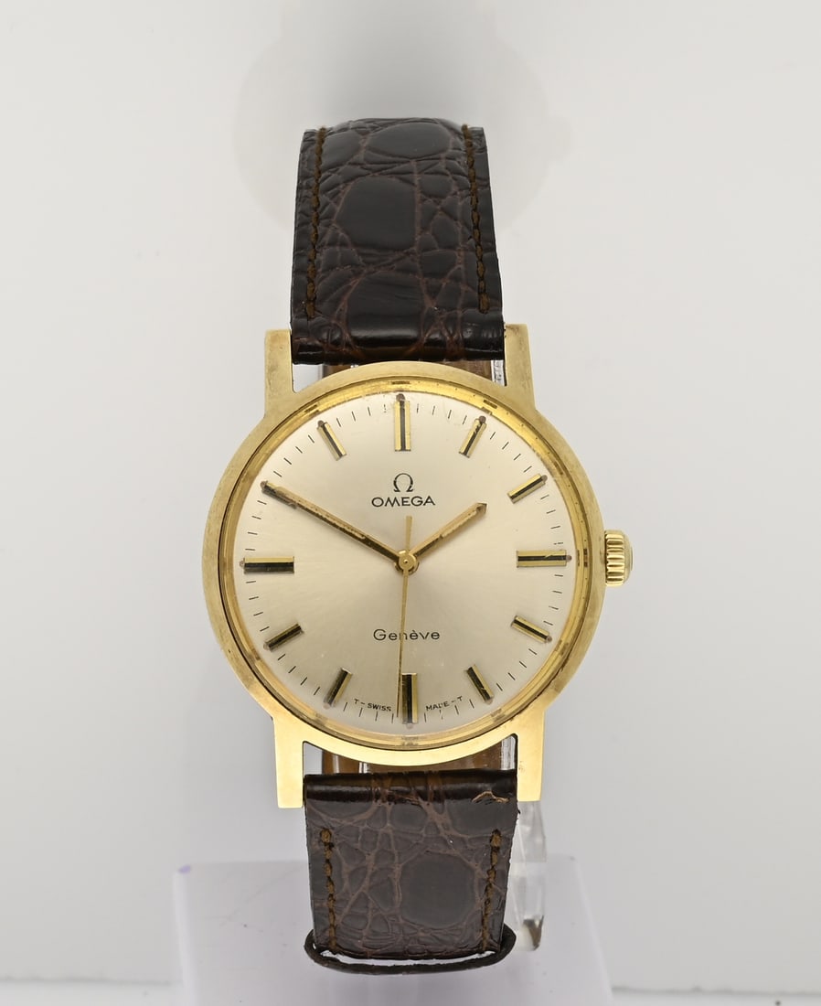 Omega watch, gold: Yellow gold Omega Geneve watch, 585/000, mechanical, fitted with a leather strap. Case diameter 34.5 mm. In good condition.