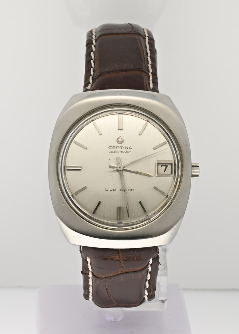 Vintage Certina automatic: Vintage Certina automatic blue ribbon, steel watch. With a contoured case, a silver-colored dial with date display. Mounted on a leather strap. Case width 34 mm. Case number 5801 179 7509424.