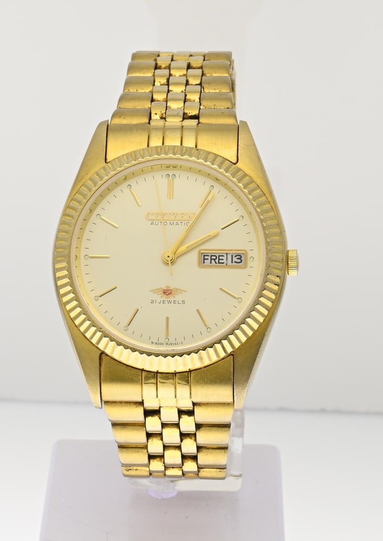 Citizen automatic double: Vintage Citizen automatic watch, Eagle 7. Gold-plated with strap. Features a yellow dial with day and date display. Case diameter 36 mm. Case number: 8200 - R02092 RC, 252602. Working. In very good