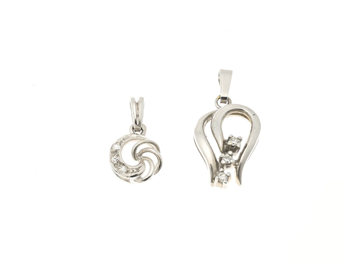 2 White gold pendants with stones: Two white gold pendants, 585/000. A small round pendant with 3 stones, 8.5x15mm, including loop. And a teardrop-shaped openwork pendant with 3 stones, 11x20 mm, including loop. Total approx. 2.5