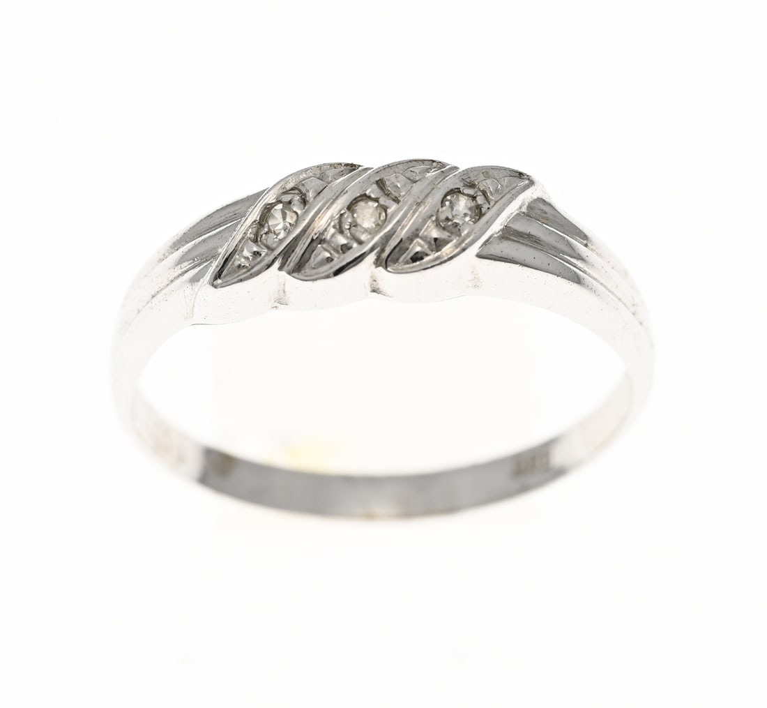White gold ring with stones: White gold ring, 585/000, with diamonds. Ring with 3 diagonal worked sections set with a single-cut diamond, total approx. 0.03 ct. Head width 5 mm. ø 55. approx. 1.5 grams. In very good