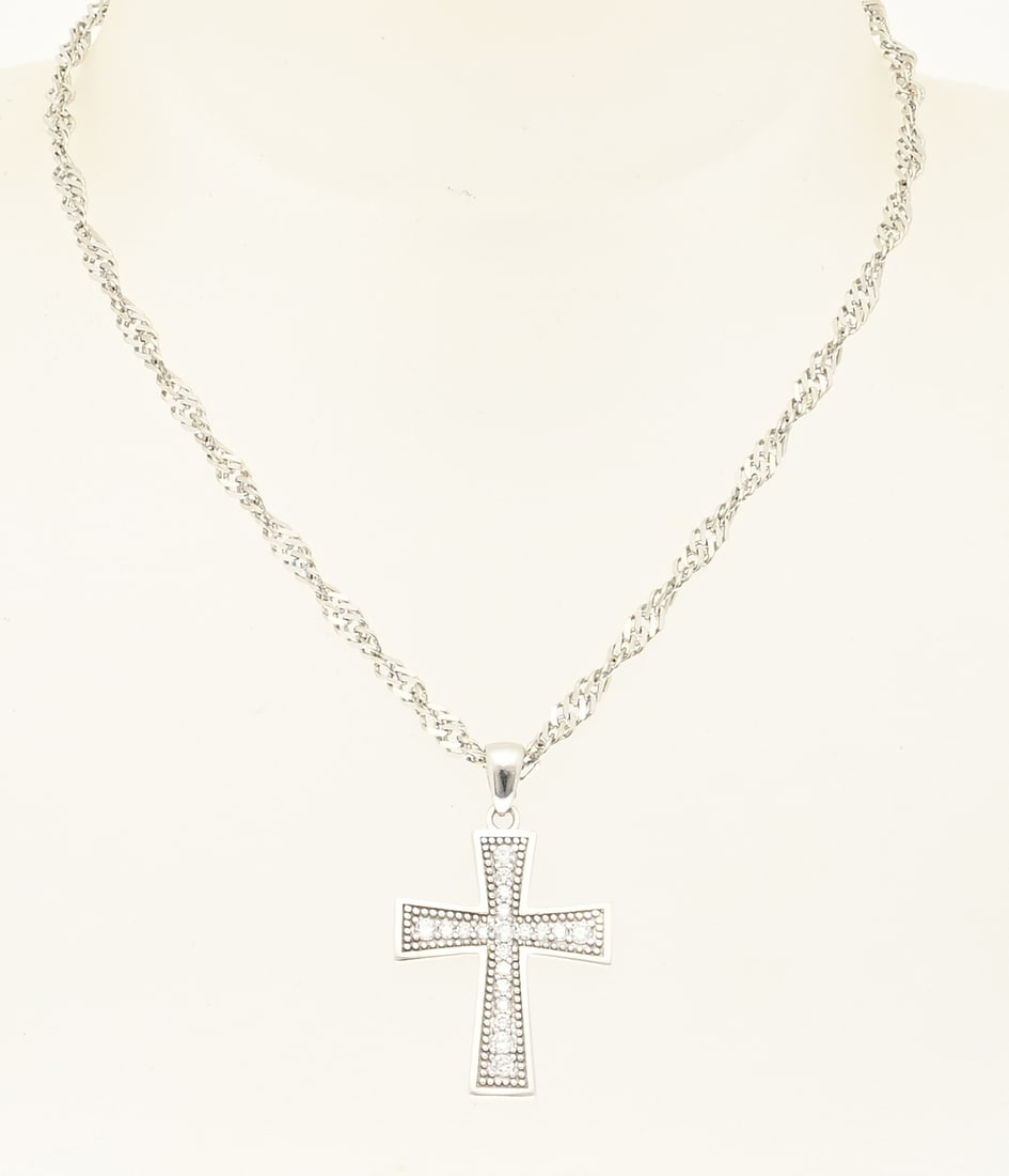 White gold necklace and cross with diamond: White gold necklace and pendant, 585/000, with cubic zirconia. Singapore necklace, 3 mm, with a cross set with cubic zirconia stones and a grained edge. Length 55 cm. Pendant size 3x2 cm. Total