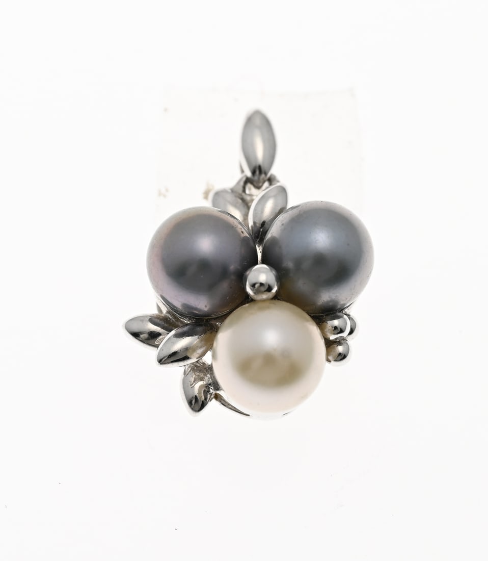 White gold pendant with pearls: White gold pendant, 585/000, with cultured pearls. Flower-shaped pendant set with 2 grey and 1 white pearl. 21x13mm, including bail. Approx. 3.7 grams. In very good condition.