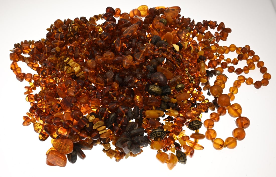 Lot of amber necklaces: Large lot of amber/copal necklaces, various shapes, rough and cut. Approx. 540 grams. In good condition.