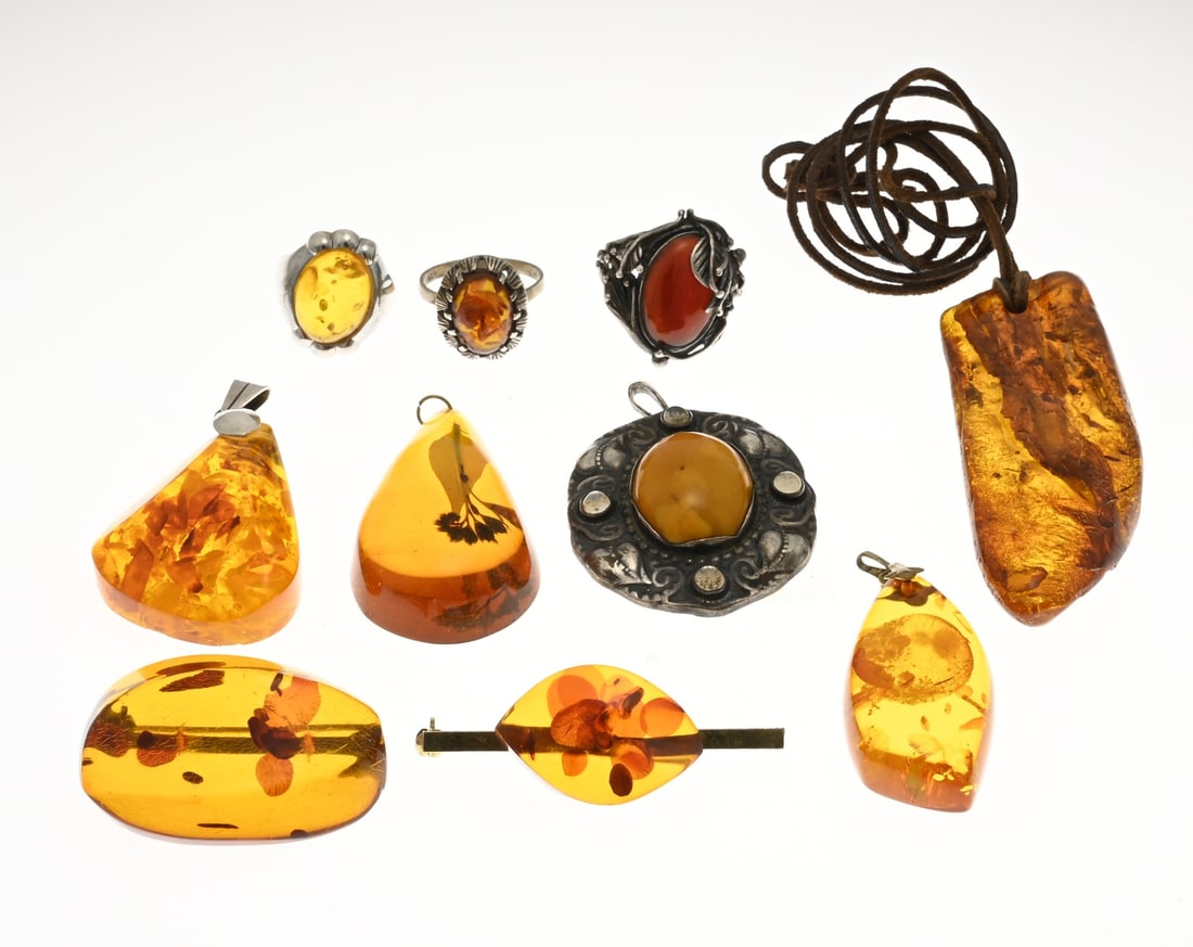 Amber jewelry: Lot of amber/copal jewelry including 4 pendants (2 of which are silver), 2 brooches, 2 rings, and a ring with agate. Approx. 105 grams.