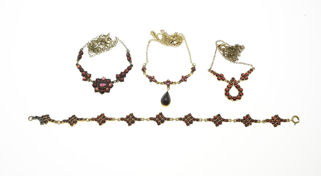 Lot of garnet jewelry: Four pieces of jewelry with garnet: 2 silver-plated chokers with a pear-shaped element in the center and a silver-plated bracelet with garnet stones. And a double choker with an oval rosette set with