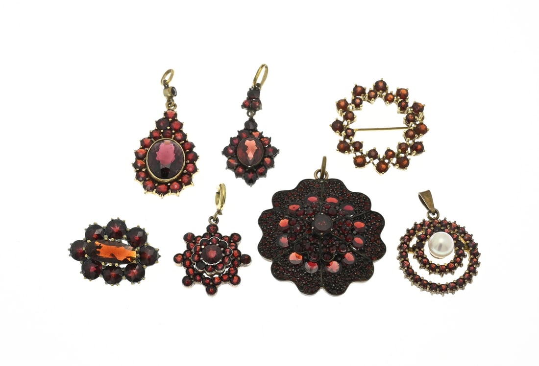 Lot of garnet jewelry, 7x: Seven double garnet pieces of jewelry, with 2 brooches and 5 pendants, 2 of which are silver-plated. 15-32mm. In good condition.