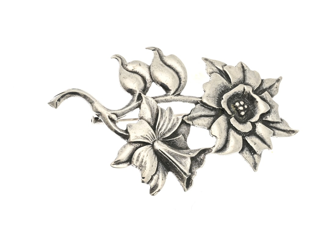 Silver brooch Harry Teulings: Beautiful silver brooch in the shape of an elaborate flower. Designer: Harry Teulings, 's Hertogenbosch. (1882-1975) Small crack. Approx. 8 grams. 4.5 x 7.5 cm. With cannon clasp. In good condition.