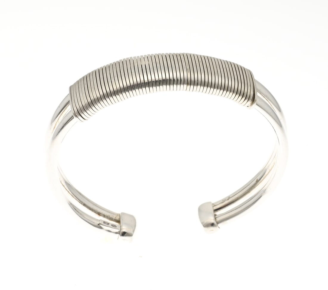 Silver cuff bracelet: Silver cuff bracelet, 925/000, made of 2 ball bands with a wrapped section in the middle. Width 15 mm. ø 62x51mm. Approx. 35.5 grams. In very good condition.