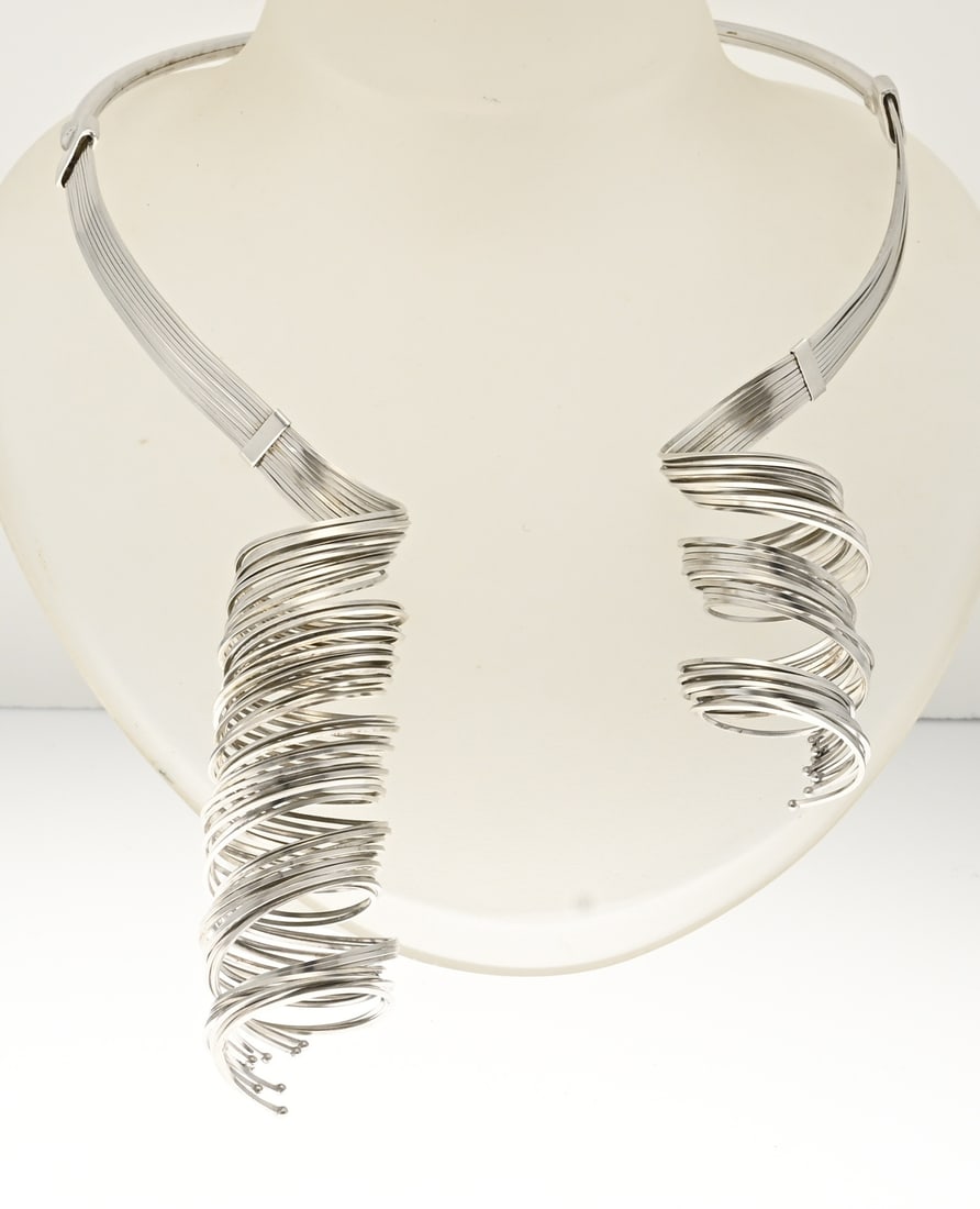 Silver bangle: Exceptional silver bangle, 925/000, with flexible sections and curls made from various wires. New. Approx. 67 grams.