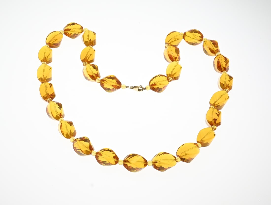 Necklace with yellow stones and 10k clasp: Necklace with a lobster clasp, 412/000, with large oval-cut orange stones with round light yellow beads in between. Width 13 mm. Length 65 cm. As new.