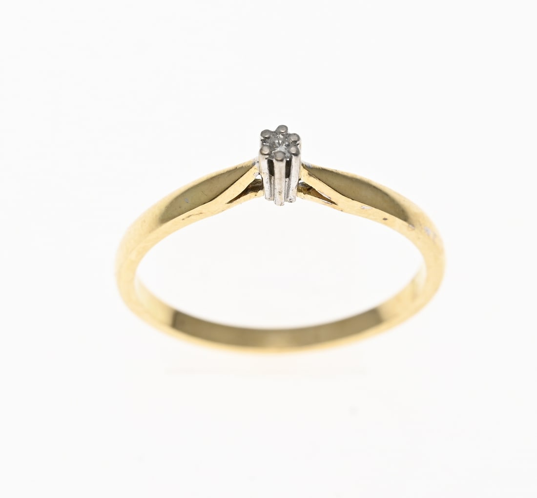 Gold solitaire ring with diamond: Yellow gold solitaire ring, 585/000, with diamond. Ring with a yellow gold band and a white gold setting set with a brilliant-cut diamond, 0.03 ct. ø 51. Approx. 1.6 grams. As new.