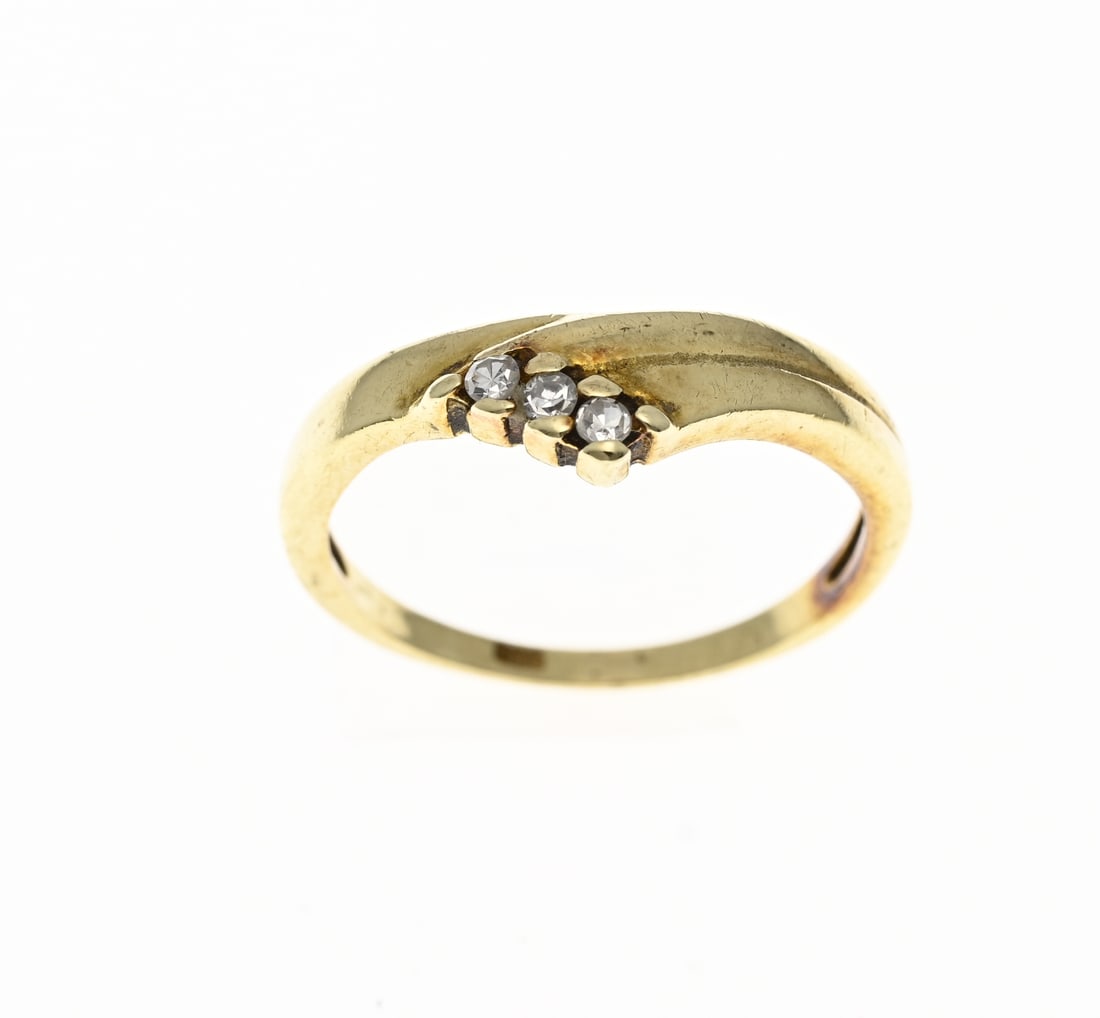 Gold V-ring with diamonds: Yellow gold ring, 585/000, with a V-shape and decorated with 3 single-cut diamonds. Head width 5.5 mm. ø 48. Approx. 1.8 grams. In good condition.
