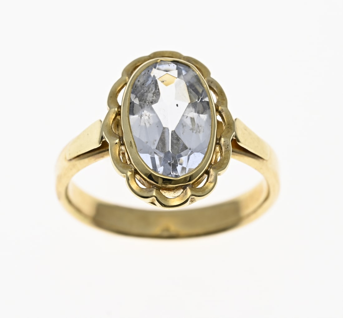 Gold ring with blue stone: Yellow gold ring, 585/000, with blue stone. Heavy ring with an oval head decorated with a scalloped edge and set with an oval faceted blue stone. Head width 18 mm. ø62. approx. 6.2 grams. In