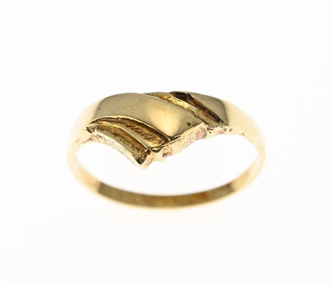Gold fantasy ring, Finnish style: Yellow gold ring, 585/000, V-shaped with a brushed finish, Finnish style. Width 7.5 mm. Approx. 1.8 grams. ø 55. As new.