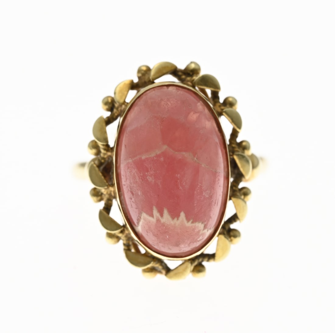 Gold ring with rhodochrosite: Yellow gold ring, 585/000, with rhodochrosite. Ring with an oval setting featuring a twisted rim with spheres and semi-circular elements. Set with an oval cabochon-cut rhodochrosite. Head width 21