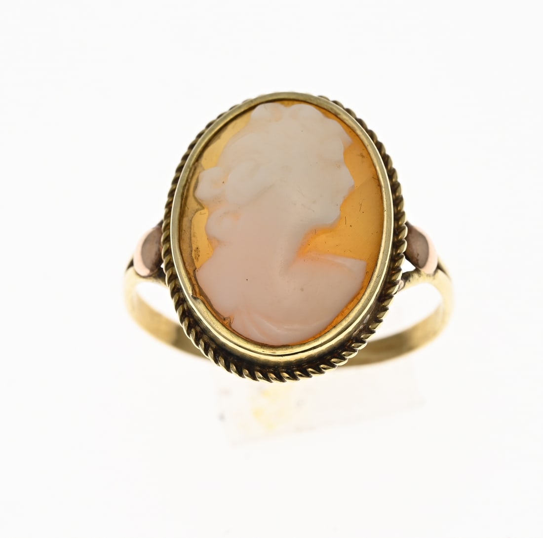 Gold ring with cameo: Yellow gold ring, 585/000, with cameo. Ring with an oval head, decorated with a twisted edge and set with an oval shell cameo. Width 18 mm. ø 53. Approx. 2.2 grams. In good condition.