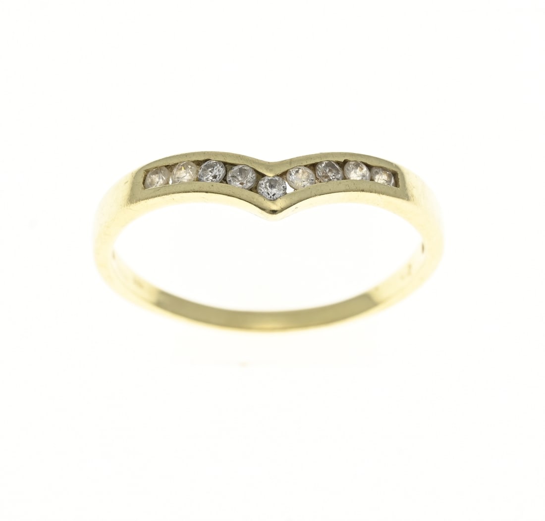 Gold V-shaped ring with zirconia: Yellow gold ring, 585/000, with a V-shape set with a rail featuring zirconia stones. Approx. 1.5 grams, ø55. In reasonably good condition.