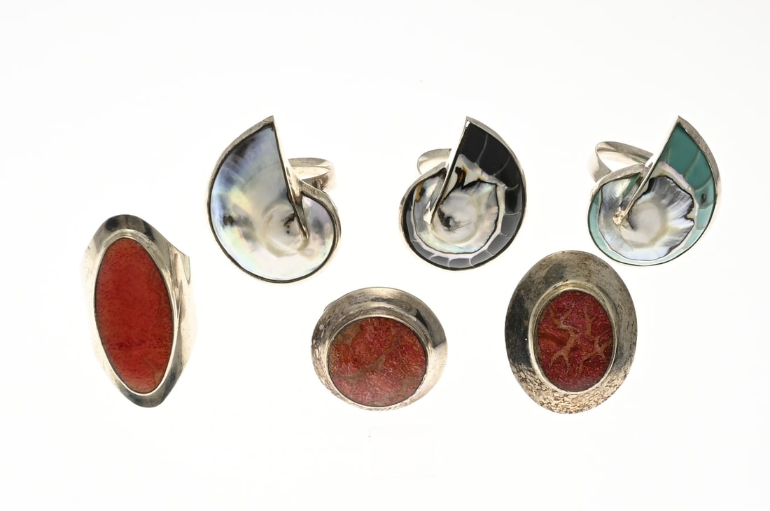 6 Silver rings: Lot of six silver rings, 925/000, with foam coral and nautilus scoop. New. Width 25-36mm. ø58-61. Total approx. 52 grams.