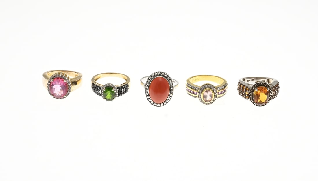 Lot of 5 silver rings: Lot of 5 silver rings, 3 gold-plated models with colored cubic zirconia. A silver ring with coral and marcasite and a silver ring with brown colored cubic zirconia. 835/000 and 925/000. In very good