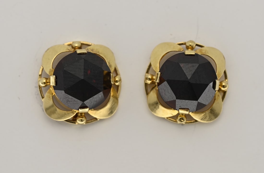 Gold stud earrings with garnet: Yellow gold stud earrings, 585/000, with garnet. Stud earrings, round with a clover-shaped element and set with round faceted garnet stones. Ear stud diameter 11.5 mm. Approx. 2.8 grams. In very good