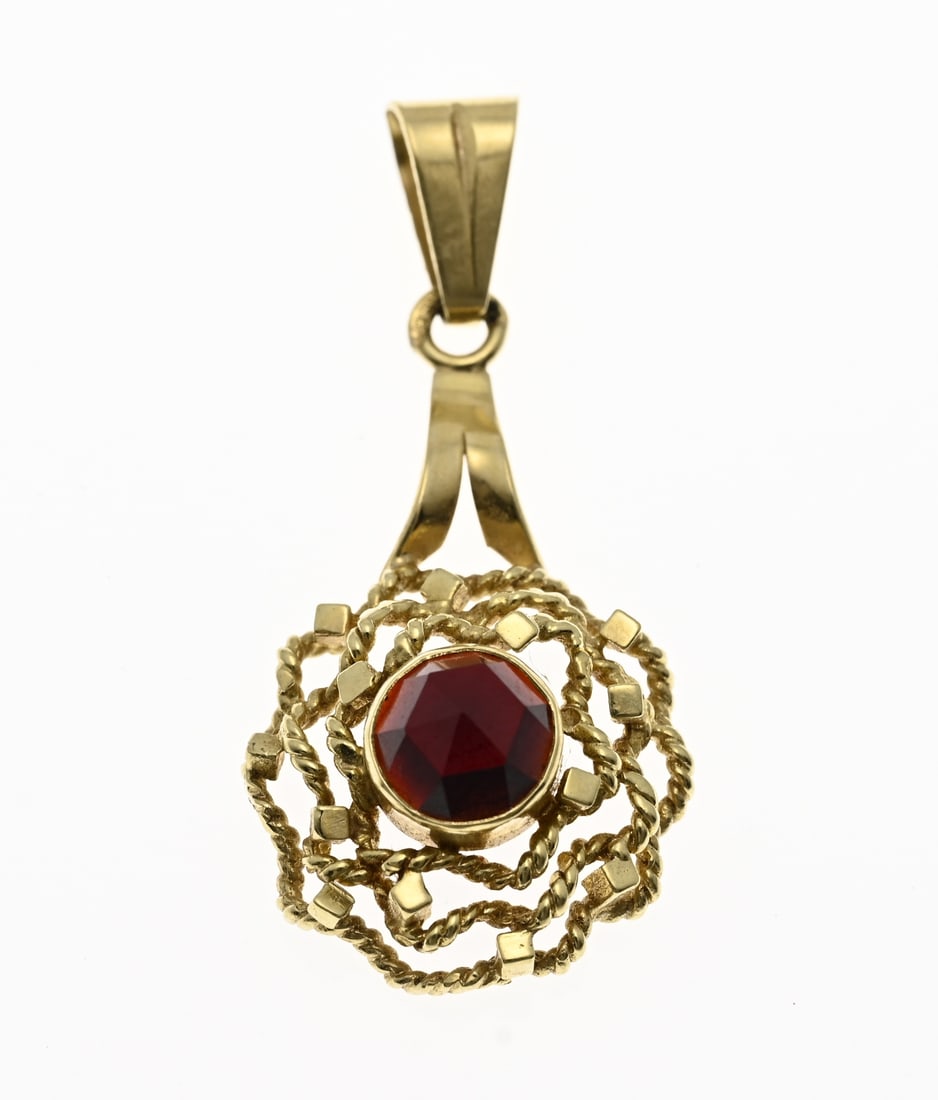 Gold garnet pendant: Yellow gold pendant, 585/000, with garnet. Pendant with a flower made of twisted wire, decorated with a garnet stone in the center. Length 30x15mm. Including loop. Approx. 2.0 grams. In good