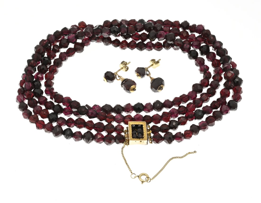 Garnet set with gold: Garnet and gold stud necklace and earrings, 585/000. Necklace with 2 rows of faceted garnet beads, ø 7 mm., attached to a rectangular yellow gold clasp with small garnets, restored. 52 cm. And a