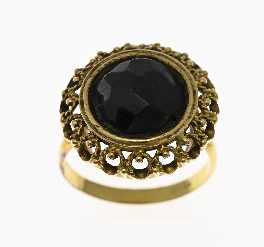Gold ring with garnet: Yellow gold ring, 585/000, with garnet. Ring with a large round openwork bezel set with faceted garnet stones, head diameter 19 mm. Diameter 56. Approx. 6.7 grams. In good condition.