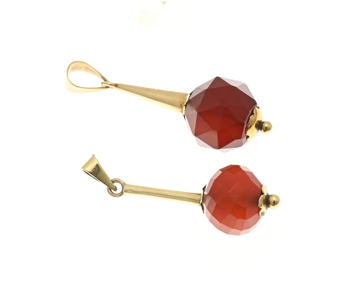 2 Gold pendants with carnelian: Two yellow gold pendants, 585/000, with a faceted carnelian bead. ø 12.5-13.5mm. Length 37-42mm. Approx. 7.9 grams. In good condition.