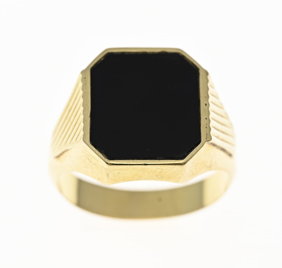 Gold men's ring with onyx: Yellow gold men's ring, 585/000, with an onyx. Ring with an octagonal setting fitted with an onyx stone. The head is decorated with 2 triangular elements with ribbed decoration. Head width 16 mm.