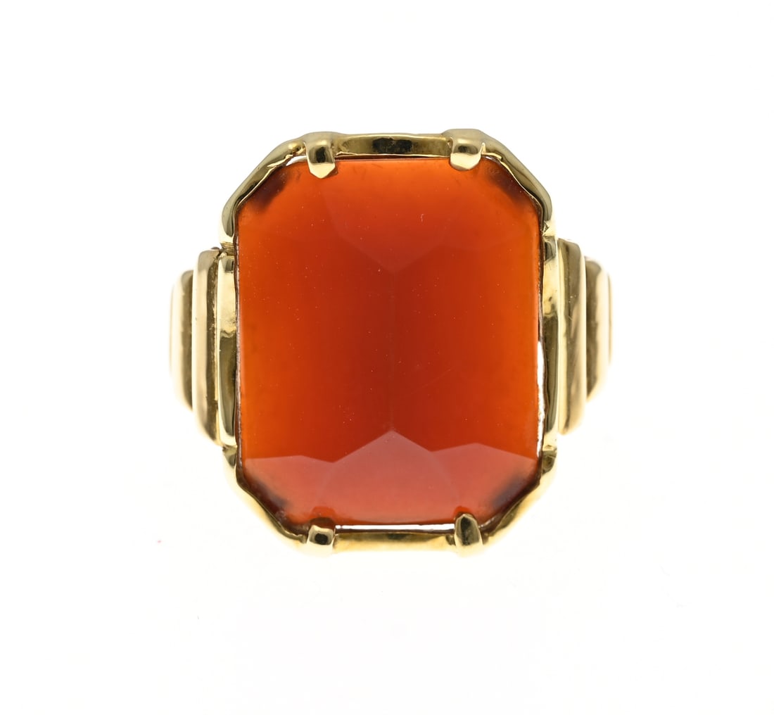 Gold ring with octagonal carnelian: Yellow gold ring, 585/000, with a carnelian. Ring with an octagonal head set with a faceted carnelian. Width 17.5 mm. ø 52 mm. approx. 2.7 grams. In good condition.