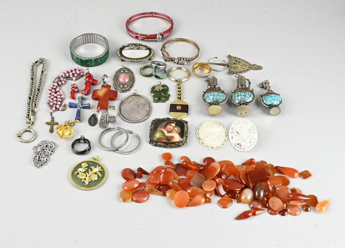 Lot with carnelians and pendants: Lot with gemstones, carnelians, and various jewelry including pendants with lapis lazuli, jade, bamboo coral, and resin with gold leaf. A stretch bracelet with malachite, various steel jewelry, and 3
