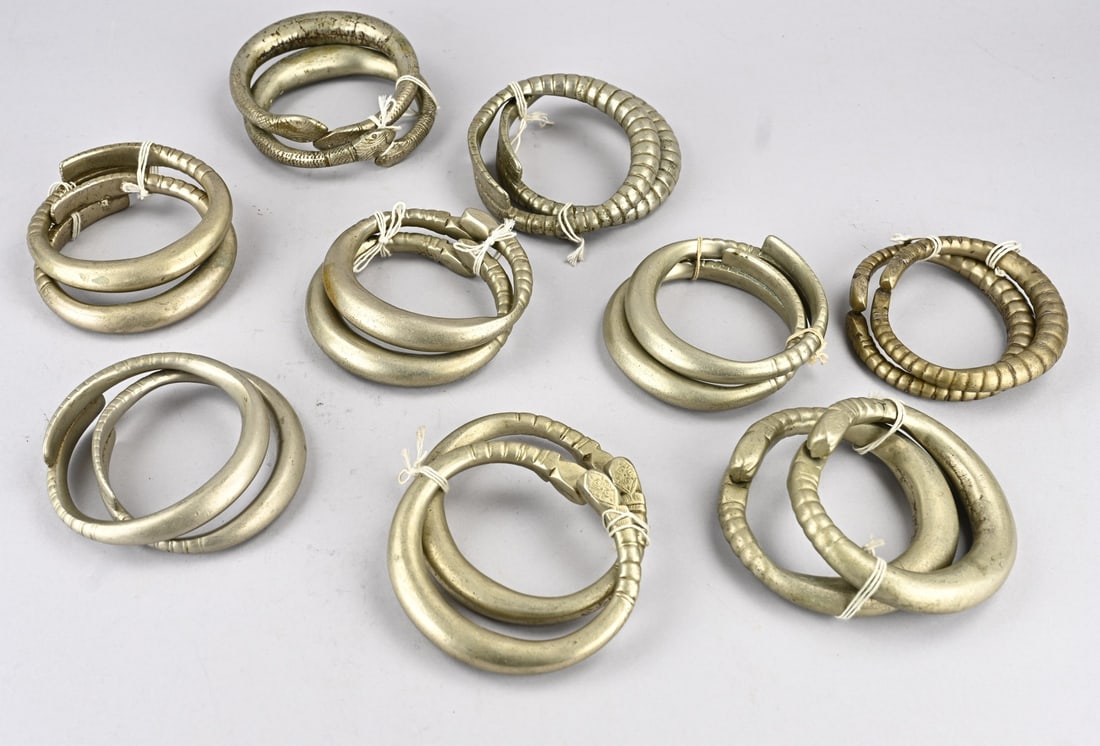 Lot of ankle bracelets, Africa: Lot of 9 pairs of African anklets and bracelets, brass with reptile patterns and decorative notches. Including Benin and Nigeria. Heavy models. Size approx. 10x12cm. Total approx. 7.5 kilos. In good
