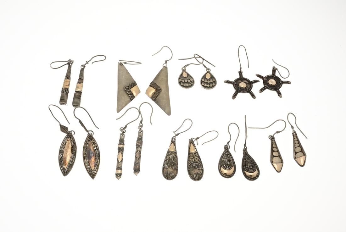 Lot of silver jewelry with gold India: Lot of 9 pairs of silver earrings, 925/000, with gold, 22 kt., India. Various models. In good condition. Total approx. 36.6 grams.