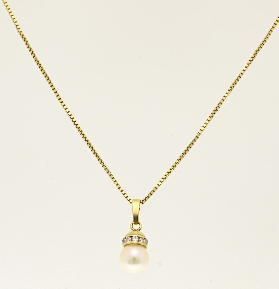 Gold necklace and pendant: Yellow gold necklace and pendant, 585/000, with pearl. Venetian necklace with a small gold casing featuring a rim of zirconia and a cultured pearl, ø 6.5 mm. Length 44 cm. Pendant 17 mm