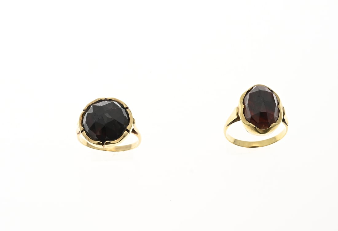 2 Gold ring with garnet (1 of 1)