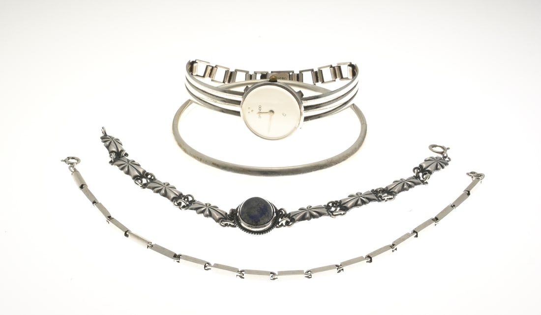 Lot with 4 silver pieces of jewelry: Lot of 4 silver jewelry pieces with 3 bracelets and a watch. A bangle, a block link bracelet, a bracelet with a lapis lazuli stone in the center. And a ladies' watch with a bangle strap. Splendid,