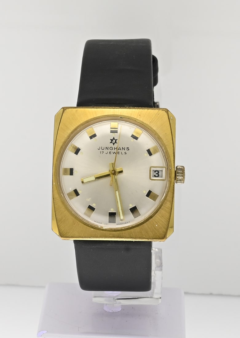 Vintage Junghans watch: Vintage Junghans watch, mechanical, with a square-contoured gold-plated case. Case width 31 mm. Fitted with a black leather strap. Working. Shows signs of wear, otherwise in good condition.