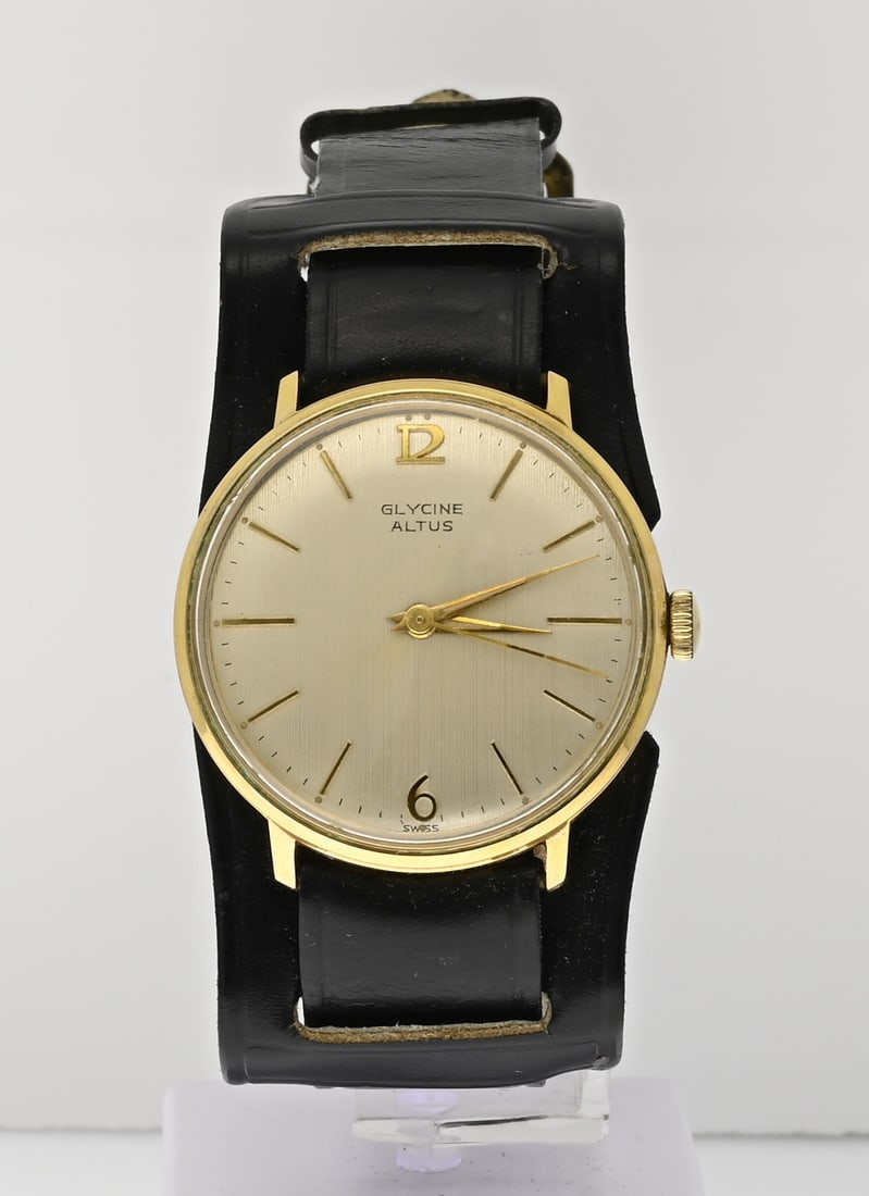 Vintage Glycine mechanical: Vintage Glycine Altus watch, unisex, mechanical, with a round gold-plated case, ø 34, attached to a black leather strap. 5013 A 529461. Working. In very good condition.