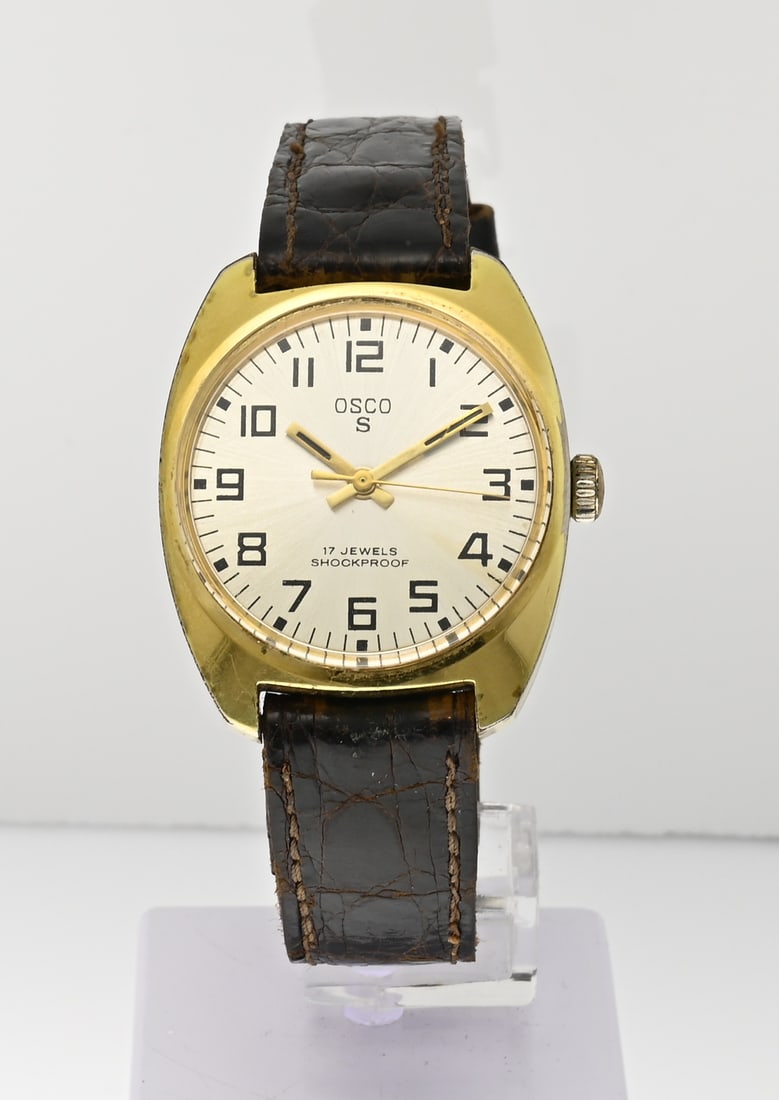Osco vintage double watch: Vintage Osco watch, mechanical, with a gold-plated contoured case. Features a dial with Arabic numerals. Mounted on a brown leather strap. Case width 31 mm. In good working order.