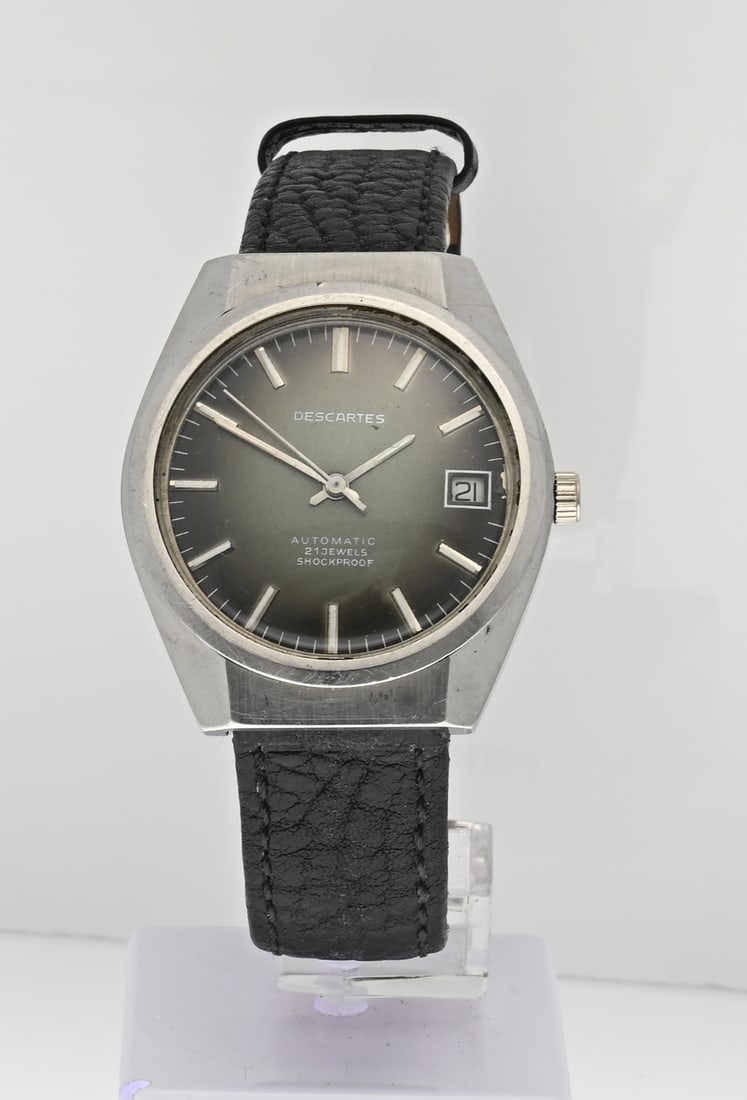Vintage Descartes steel: Vintage Descartes automatic watch with a steel case, grey dial with date display, attached to a black leather strap. Case diameter 37 mm. Some signs of wear. Working and in good condition.