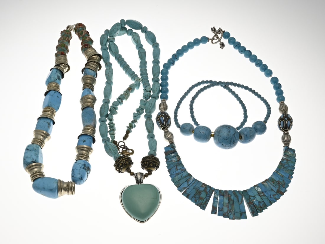 4 Necklaces with turquoise: Four necklaces with turquoise, turquoise composite, partly with metal elements. Approx. 313 grams. In good condition.