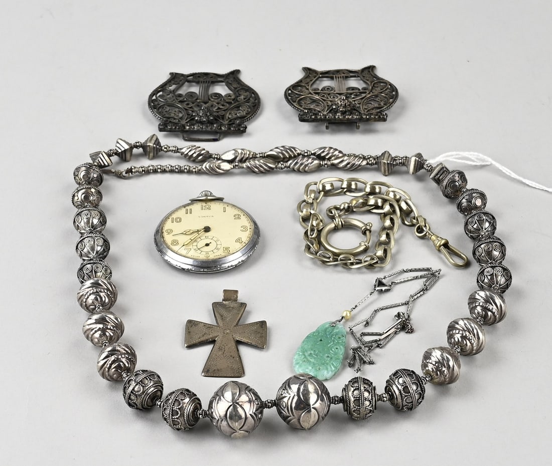 Lot of jewelry: Lot of jewelry with a steel pocket watch, mechanical, Virtus, a silver buckle with filigree and buttons, 833/000, and a base metal watch chain, choker with green stone, a necklace with silver-pleated