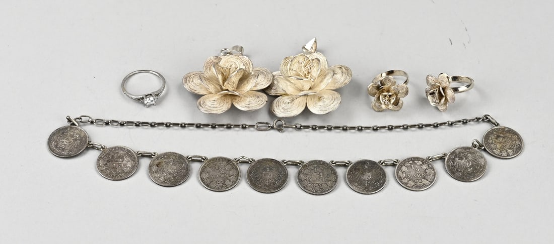 Lot of silver jewelry: Lot of silver jewelry with 2 pendants and rings with a filigree flower, a ring with cubic zirconias, and a silver necklace with 1/2 mark coins from 1905-1919. Total approx. 79 grams. Various purities.