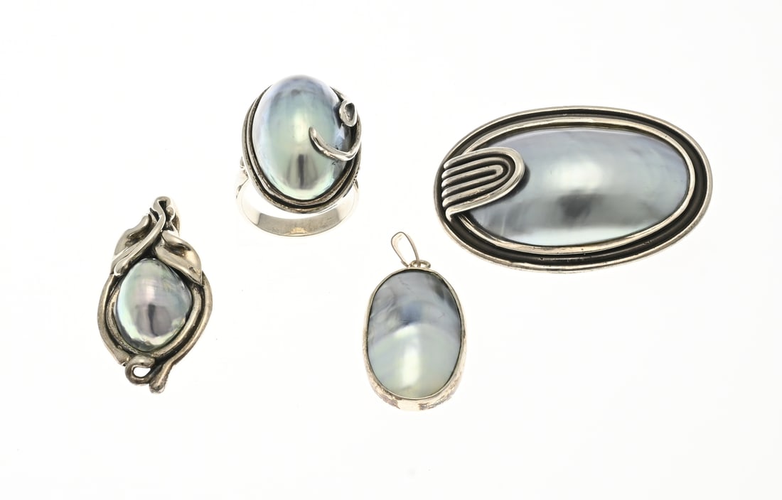 4 Silver jewelry osmena pearl: Four silver pieces of jewelry with osmena pearls, 925/000. Two pendants, a brooch, and a ring with an oval grey pearl. Total approx. 40 grams. New