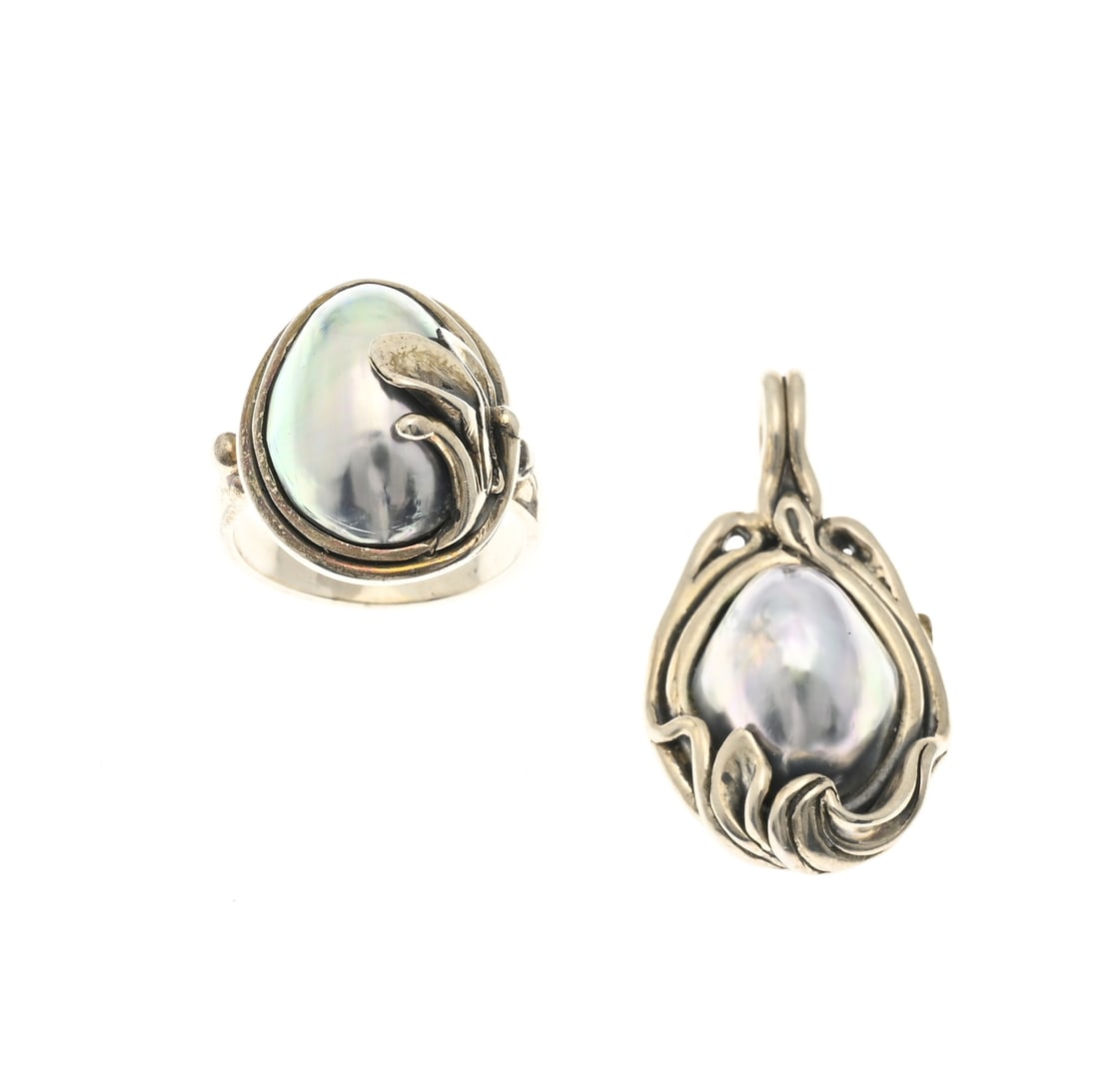 Silver pendant and ring with osmena pearl: Silver pendant and ring, 925/000, with an Osmena pearl. A pear-shaped pendant with wire decoration and an oval Osmena pearl. Size 20x35mm. And a ring with an Osmena pearl with a florally decorated