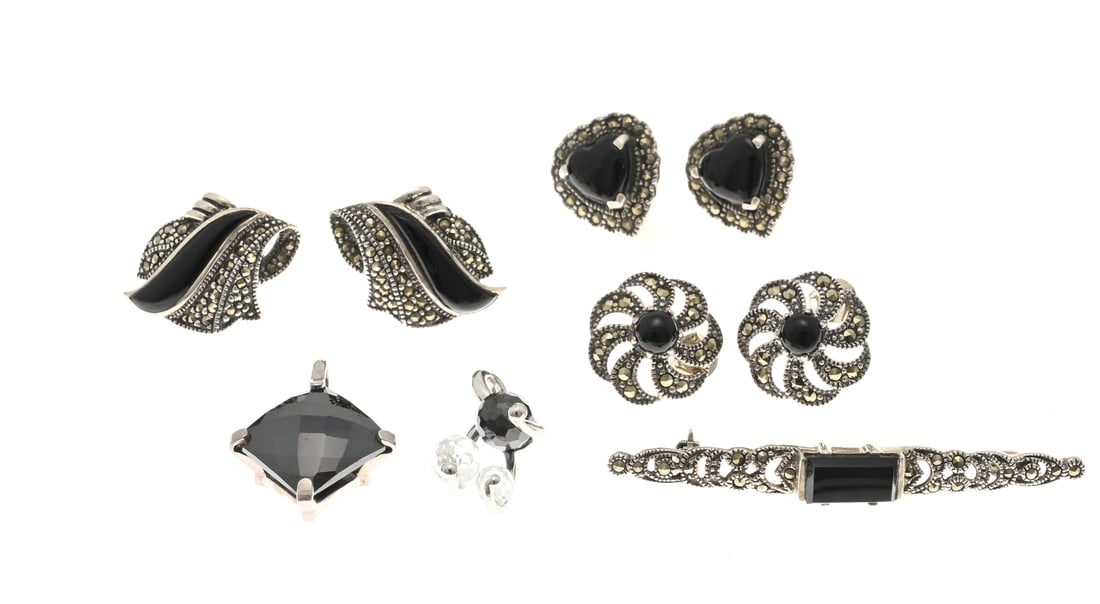 Lot of silver jewelry with onyx: Lot of silver jewelry, various purities, with black stones. 3 pairs of stud earrings and a brooch with marcesite and black stone, and 2 pendants with black cubic zirconia. Total approx. 31 grams. In