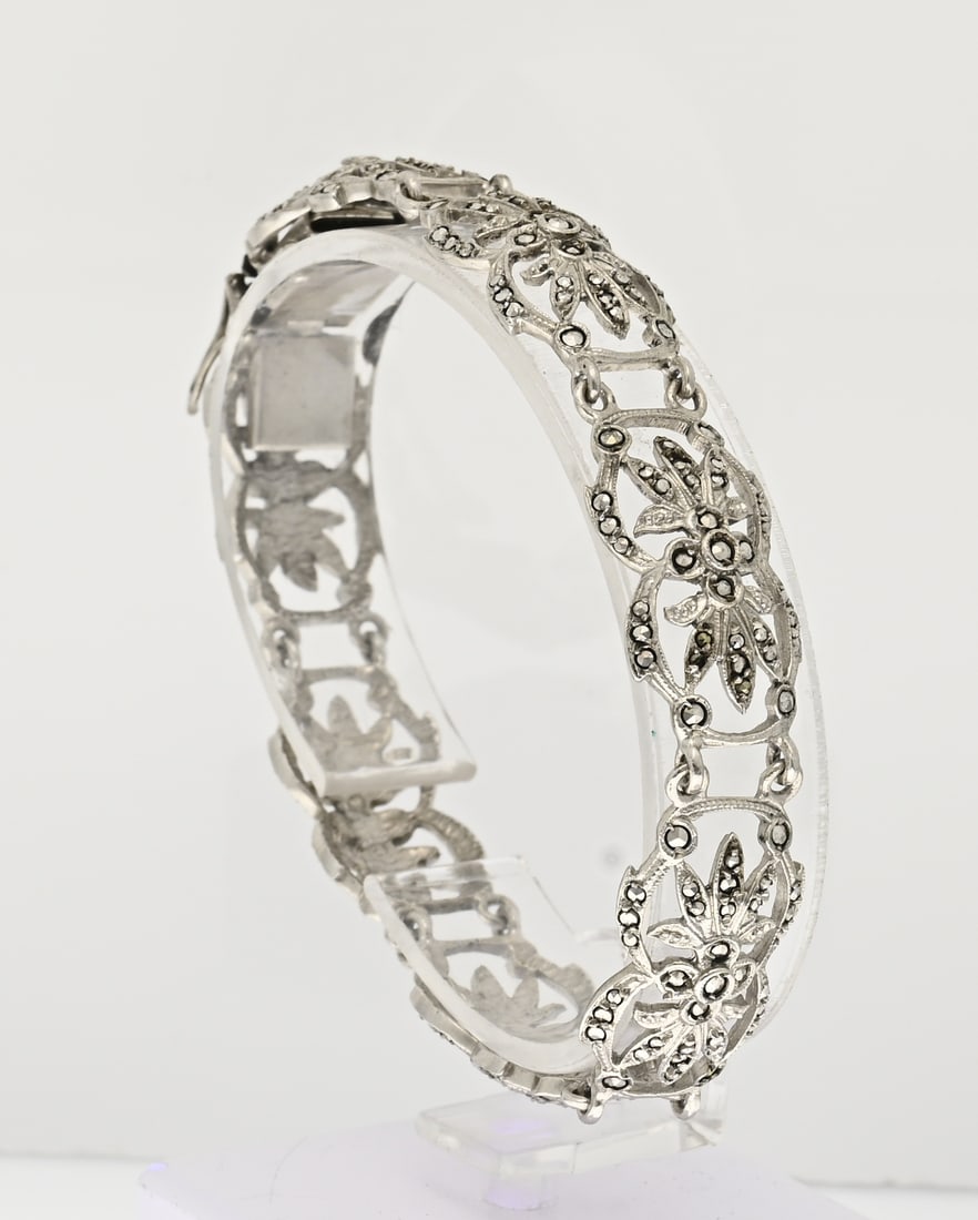 Silver bracelet with marcasite: Silver bracelet, 835/000, with marcesite. Openwork bracelet, oval contoured, set with marcesite stones. Width 13 mm. Length 18.5 cm. Approx. 17.7 grams. With box clasp and safety catch. In good